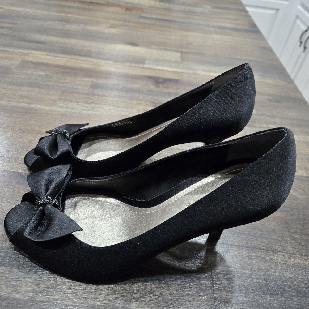 Ann Taylor Audrey Black Satin Bow Heels - Picture 7 of 17